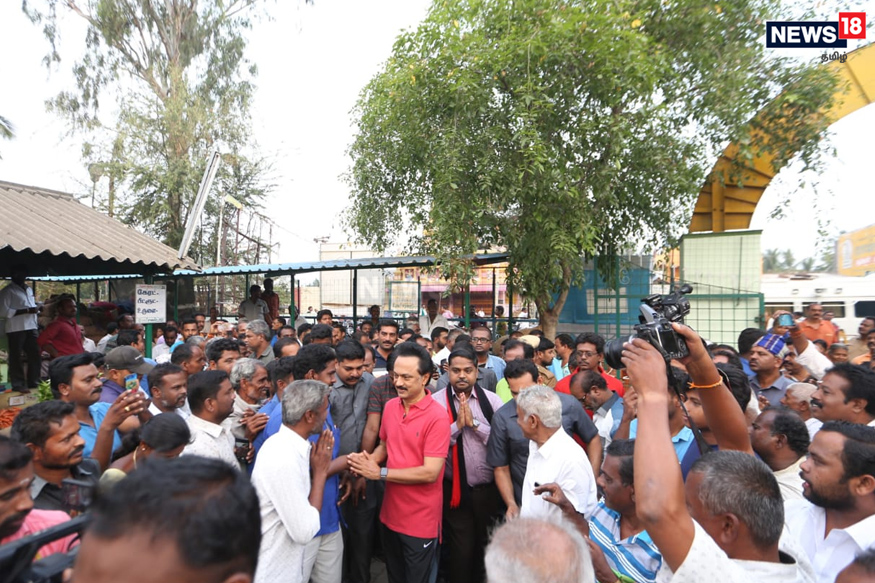  இன்று காலை தர்மபுரி உழவர் சந்தைக்கு திடீரென திமுக தலைவர் ஸ்டாலின், வேட்பாளர் செந்தில்குமார், தர்மபுரி சட்டமன்ற உறுப்பினர் தடங்கம்சுப்பிரமணியன் உள்ளிட்டோர்  சென்றனர்.