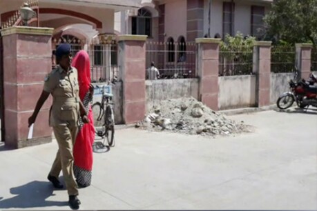 மாணவர்களுக்கு பாலியல் தொல்லை: அரசு பள்ளி டீச்சர் கைது! மாணவர்களுக்கு பாலியல் தொல்லை: அரசு பள்ளி டீச்சர் கைது!