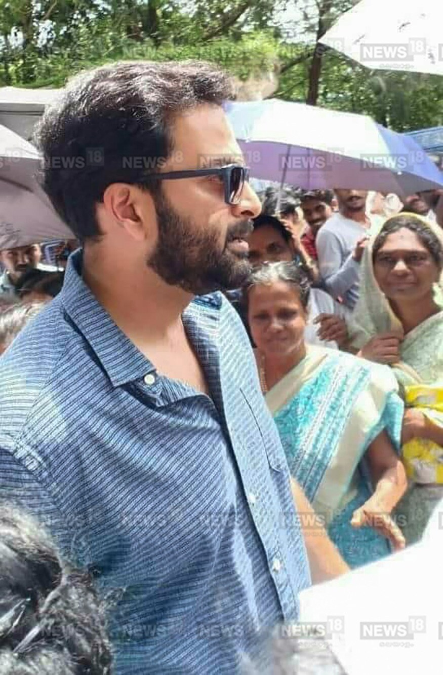 மளையாள திரைப்படமான லூசிஃபரில், மோகன்லால், மஞ்சு வாரியர், டொவினோ தாமஸ், இந்திரஜித் சுகுமாரன், விவேக் ஓபராய், கலாபவன் சஜோன், ஜான் விஜய் உள்ளிட்ட 20-க்கும் மேற்பட்ட முக்கிய நடிகர்கள் நடித்துள்ளனர். மளையாள திரைப்படமான லூசிஃபரில், மோகன்லால், மஞ்சு வாரியர், டொவினோ தாமஸ், இந்திரஜித் சுகுமாரன், விவேக் ஓபராய், கலாபவன் சஜோன், ஜான் விஜய் உள்ளிட்ட 20-க்கும் மேற்பட்ட முக்கிய நடிகர்கள் நடித்துள்ளனர்.