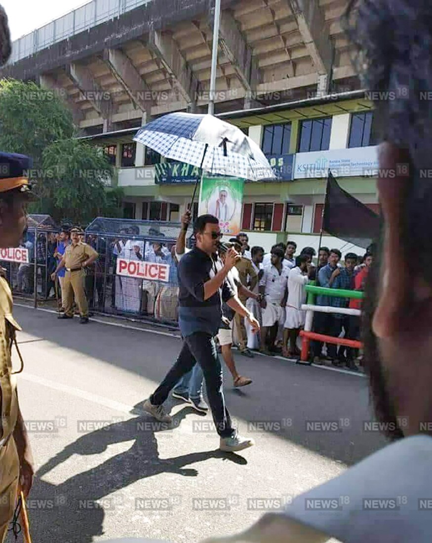 அரசியல் த்ரில்லராக உருவாகியுள்ள இப்படம் இந்தத் தேர்தல் சீசனுக்கு ஒரு விருந்தாய் அமையும் என எதிர்பார்க்கப்படுகிறது. அரசியல் த்ரில்லராக உருவாகியுள்ள இப்படம் இந்தத் தேர்தல் சீசனுக்கு ஒரு விருந்தாய் அமையும் என எதிர்பார்க்கப்படுகிறது.