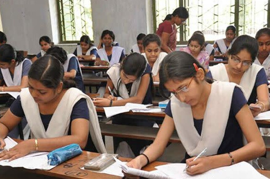 கொரோனா கட்டுப்பாட்டு பகுதிகளில் வசிக்கும் 10-ம் வகுப்பு மாணவர்களின் வீடுகளுக்கு நேரடியாக சென்று ஹால் டிக்கெட் வழங்க தலைமை ஆசிரியர்களுக்கு அரசுத் தேர்வுகள் இயக்ககம் உத்தரவிட்டுள்ளது. (கோப்புப்படம் ) கொரோனா கட்டுப்பாட்டு பகுதிகளில் வசிக்கும் 10-ம் வகுப்பு மாணவர்களின் வீடுகளுக்கு நேரடியாக சென்று ஹால் டிக்கெட் வழங்க தலைமை ஆசிரியர்களுக்கு அரசுத் தேர்வுகள் இயக்ககம் உத்தரவிட்டுள்ளது. (கோப்புப்படம் )