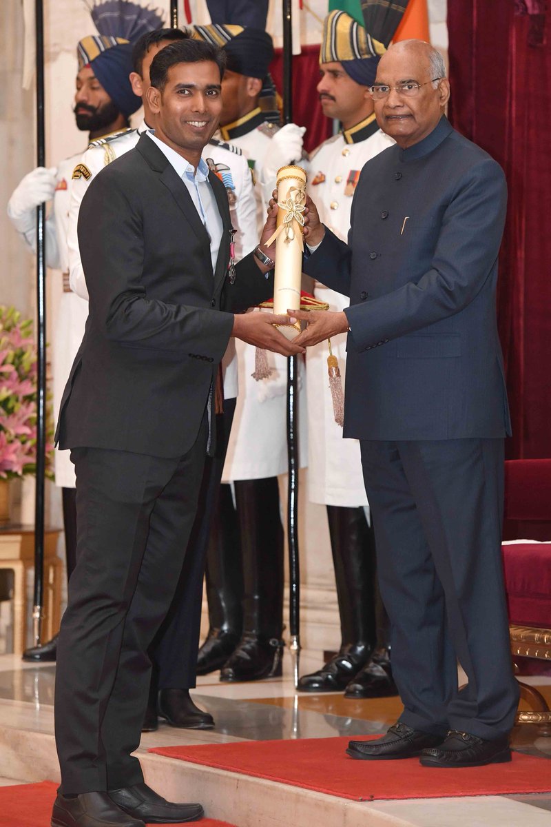 டேபிள் டென்னிஸ் விளையாட்டில் கடந்த 16 ஆண்டுகளில் 60-க்கும் மேற்பட்ட சர்வதேச பதக்கங்களை வென்று நாட்டிற்கு பெருமை சேர்ந்த தமிழக வீரர் சரத் கமல் அச்சந்தாவுக்கு குடியரசுத்தலைவர் ராம் நாத் கோவிந்த் பத்ம ஸ்ரீ விருது வழங்கினார். டேபிள் டென்னிஸ் விளையாட்டில் கடந்த 16 ஆண்டுகளில் 60-க்கும் மேற்பட்ட சர்வதேச பதக்கங்களை வென்று நாட்டிற்கு பெருமை சேர்ந்த தமிழக வீரர் சரத் கமல் அச்சந்தாவுக்கு குடியரசுத்தலைவர் ராம் நாத் கோவிந்த் பத்ம ஸ்ரீ விருது வழங்கினார்.