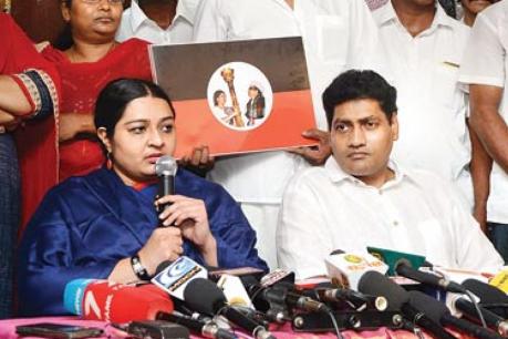 அதிமுக நிலைக்க வேண்டும் என்பதால் இணைகிறோம் - ஜெ. தீபா