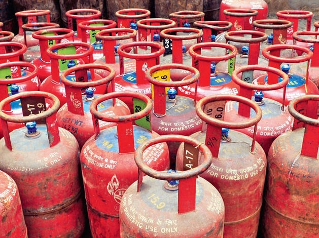 கொல்கத்தாவில் ரூ.149 உயர்த்தப்பட்டு புதிய விலையாக ரூ.896 உள்ளது. மும்பையில் ரூ.145 உயர்த்தப்பட்டு ரூ.829.5 ஆக ஒரு சிலிண்டரின் விலை உள்ளது. கொல்கத்தாவில் ரூ.149 உயர்த்தப்பட்டு புதிய விலையாக ரூ.896 உள்ளது. மும்பையில் ரூ.145 உயர்த்தப்பட்டு ரூ.829.5 ஆக ஒரு சிலிண்டரின் விலை உள்ளது.