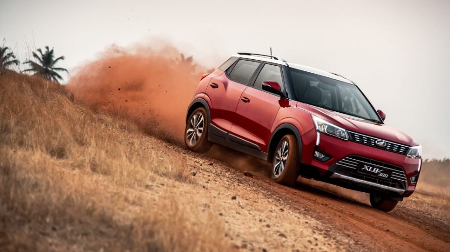 புதிய XUV300 காரை மஹிந்திரா நிறுவனம் 7.90 லட்சம் (பெட்ரோல்) ரூபாய்க்கு விற்பனை செய்கிறது. டீசல் ரகம் 8.49 லட்சம் ரூபாய் ஆக உள்ளது. சர்வதேச NCAP தேர்வில் 5-க்கு 5 என பாதுகாப்புத் தரத்துக்காக முழு மதிப்பெண்ணை இந்தக் கார் பெற்றுள்ளது. (Image-mahindraxuv300.com) புதிய XUV300 காரை மஹிந்திரா நிறுவனம் 7.90 லட்சம் (பெட்ரோல்) ரூபாய்க்கு விற்பனை செய்கிறது. டீசல் ரகம் 8.49 லட்சம் ரூபாய் ஆக உள்ளது. சர்வதேச NCAP தேர்வில் 5-க்கு 5 என பாதுகாப்புத் தரத்துக்காக முழு மதிப்பெண்ணை இந்தக் கார் பெற்றுள்ளது. (Image-mahindraxuv300.com)