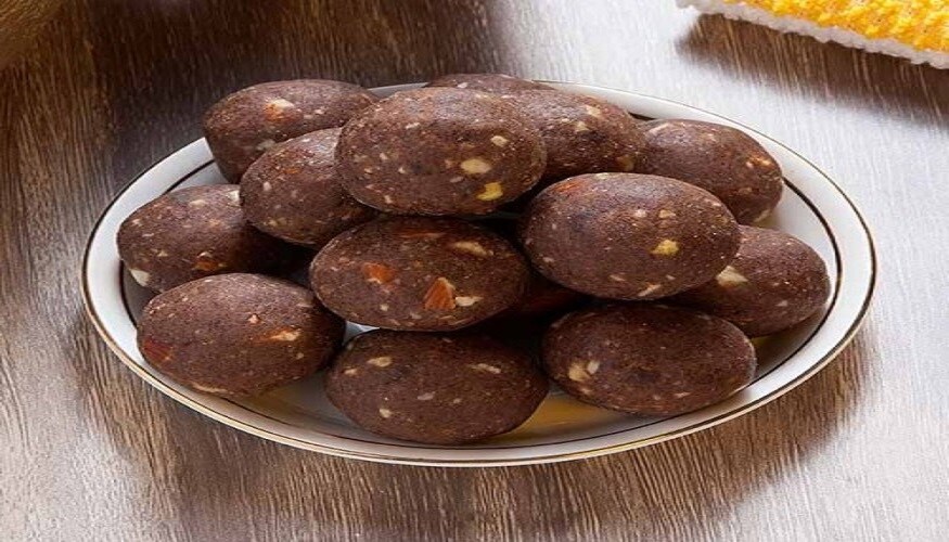 புற்றுநோய்க் கிருமிகளை கட்டுப்படுத்தும்: கேழ்வரகில் ஆண்டி ஆக்ஸிடண்ட் (Antioxidants) அதிகமாக இருப்பதால் செல்களை தாக்கக் கூடிய கிருமிகளை கட்டுப்படுத்தும். முகம் விரைவில் முதுமைத் தோற்றத்தை அடைவதையும் கட்டுப்படுத்தும். செல்களை புத்துயிருடன் வைத்துக் கொள்ள உதவும். புற்றுநோய்க் கிருமிகளை கட்டுப்படுத்தும்: கேழ்வரகில் ஆண்டி ஆக்ஸிடண்ட் (Antioxidants) அதிகமாக இருப்பதால் செல்களை தாக்கக் கூடிய கிருமிகளை கட்டுப்படுத்தும். முகம் விரைவில் முதுமைத் தோற்றத்தை அடைவதையும் கட்டுப்படுத்தும். செல்களை புத்துயிருடன் வைத்துக் கொள்ள உதவும்.