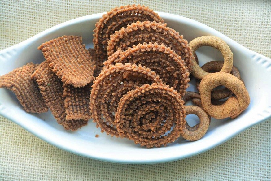 கொழுப்புகளைக் கரைக்கும் : இதில் நிறைந்திருக்கும் நார் சத்து மற்றும் அமினோ ஆசிட் த்ரியோனைன் (Amino acid threonine) கல்லீரல் வெளியிடும் கொழுப்பை கரைத்து சுத்திகரிக்க உதவுகிறது. இதனால் கெட்ட கொழுப்புகள் கரைந்து உடல் எடையும் சீராக வைத்துக்கொள்ள உதவுகிறது. கொழுப்புகளைக் கரைக்கும் : இதில் நிறைந்திருக்கும் நார் சத்து மற்றும் அமினோ ஆசிட் த்ரியோனைன் (Amino acid threonine) கல்லீரல் வெளியிடும் கொழுப்பை கரைத்து சுத்திகரிக்க உதவுகிறது. இதனால் கெட்ட கொழுப்புகள் கரைந்து உடல் எடையும் சீராக வைத்துக்கொள்ள உதவுகிறது.