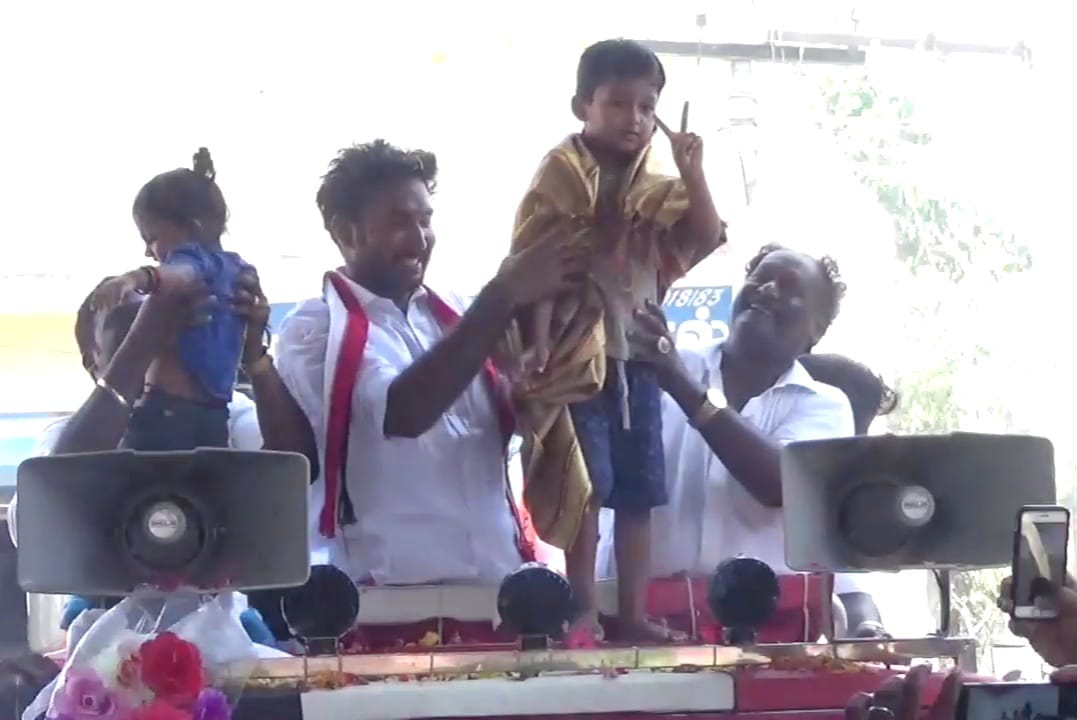 அப்பொழுது எம்.பி.ஜெயவர்தனுக்கு அப்பகுதி மக்கள் வெள்ளி வாள் வழங்கி, மாலை அணிவித்து உற்சாக வரவேற்பு அளித்தனர்.(படம்: இசிஆர்- வினோத்) அப்பொழுது எம்.பி.ஜெயவர்தனுக்கு அப்பகுதி மக்கள் வெள்ளி வாள் வழங்கி, மாலை அணிவித்து உற்சாக வரவேற்பு அளித்தனர்.(படம்: இசிஆர்- வினோத்)