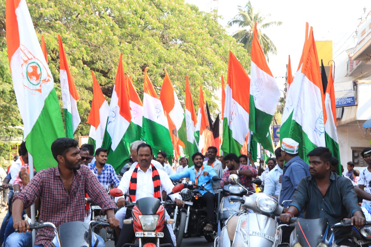 காங்கிரஸ் ஆட்சிக்கு வந்தால் புதுச்சேரியில் துணைநிலை ஆளுநர் கிரண்பேடியால் உயர்த்தப்பட்ட குடிநீர், மின் கட்டணம்,குப்பை வரி ஆகியவை குறைக்கப்படும் என்று முதல்வர் நாராயணசாமி உறுதியளித்துள்ளார் . (படம்: புதுச்சேரி- இளவமுதன்) காங்கிரஸ் ஆட்சிக்கு வந்தால் புதுச்சேரியில் துணைநிலை ஆளுநர் கிரண்பேடியால் உயர்த்தப்பட்ட குடிநீர், மின் கட்டணம்,குப்பை வரி ஆகியவை குறைக்கப்படும் என்று முதல்வர் நாராயணசாமி உறுதியளித்துள்ளார் . (படம்: புதுச்சேரி- இளவமுதன்)