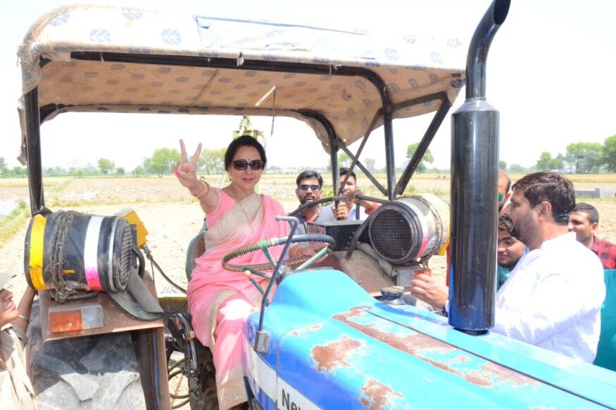 உ.பி., மதுரா தொகுதியில் பாஜக வேட்பாளராக நடிகை ஹேமமாலினி போட்டியிடுகிறார். அங்கு பிரசாரத்தில் ஈடுப்பட்ட அவர் டிராக்டரில் ஏறி உட்கார்ந்துக் கொண்டுவாக்கு சேகரித்தார். (Image:ANI) உ.பி., மதுரா தொகுதியில் பாஜக வேட்பாளராக நடிகை ஹேமமாலினி போட்டியிடுகிறார். அங்கு பிரசாரத்தில் ஈடுப்பட்ட அவர் டிராக்டரில் ஏறி உட்கார்ந்துக் கொண்டுவாக்கு சேகரித்தார். (Image:ANI)