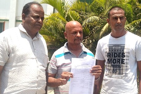 தேர்தல் அதிகாரிகளால் தொழில் ரீதியாக பாதிப்பு: ஆட்சியரிடம் மனு அளித்த தொழிலதிபர்! தேர்தல் அதிகாரிகளால் தொழில் ரீதியாக பாதிப்பு: ஆட்சியரிடம் மனு அளித்த தொழிலதிபர்!