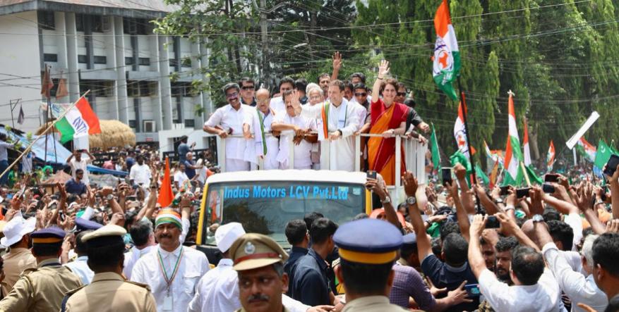 திறந்த வாகனத்தில் ராகுல் காந்தி பேரணியாகச் சென்றபோது காங்கிரஸ் தொண்டர்கள் திரண்டிருந்து வரவேற்பு அளித்தனர். (Image: UPCC) திறந்த வாகனத்தில் ராகுல் காந்தி பேரணியாகச் சென்றபோது காங்கிரஸ் தொண்டர்கள் திரண்டிருந்து வரவேற்பு அளித்தனர். (Image: UPCC)