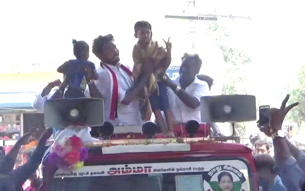 வெட்டுவாங்கேனி கற்பக விநாயகர் கோயில் முன்பு ஜெயவர்தன் வாக்கு சேகரித்தபோது பிராசார வாகனத்தில் ஏறிய சிறுவன், இரட்டை விரலை காட்டி ஜெயவர்தனுக்கு இரட்டை இலை சின்னைத்தில் வாக்களிக்குமாறு வாக்கு சேகரித்தார். (படம்: இசிஆர்- வினோத்) வெட்டுவாங்கேனி கற்பக விநாயகர் கோயில் முன்பு ஜெயவர்தன் வாக்கு சேகரித்தபோது பிராசார வாகனத்தில் ஏறிய சிறுவன், இரட்டை விரலை காட்டி ஜெயவர்தனுக்கு இரட்டை இலை சின்னைத்தில் வாக்களிக்குமாறு வாக்கு சேகரித்தார். (படம்: இசிஆர்- வினோத்)