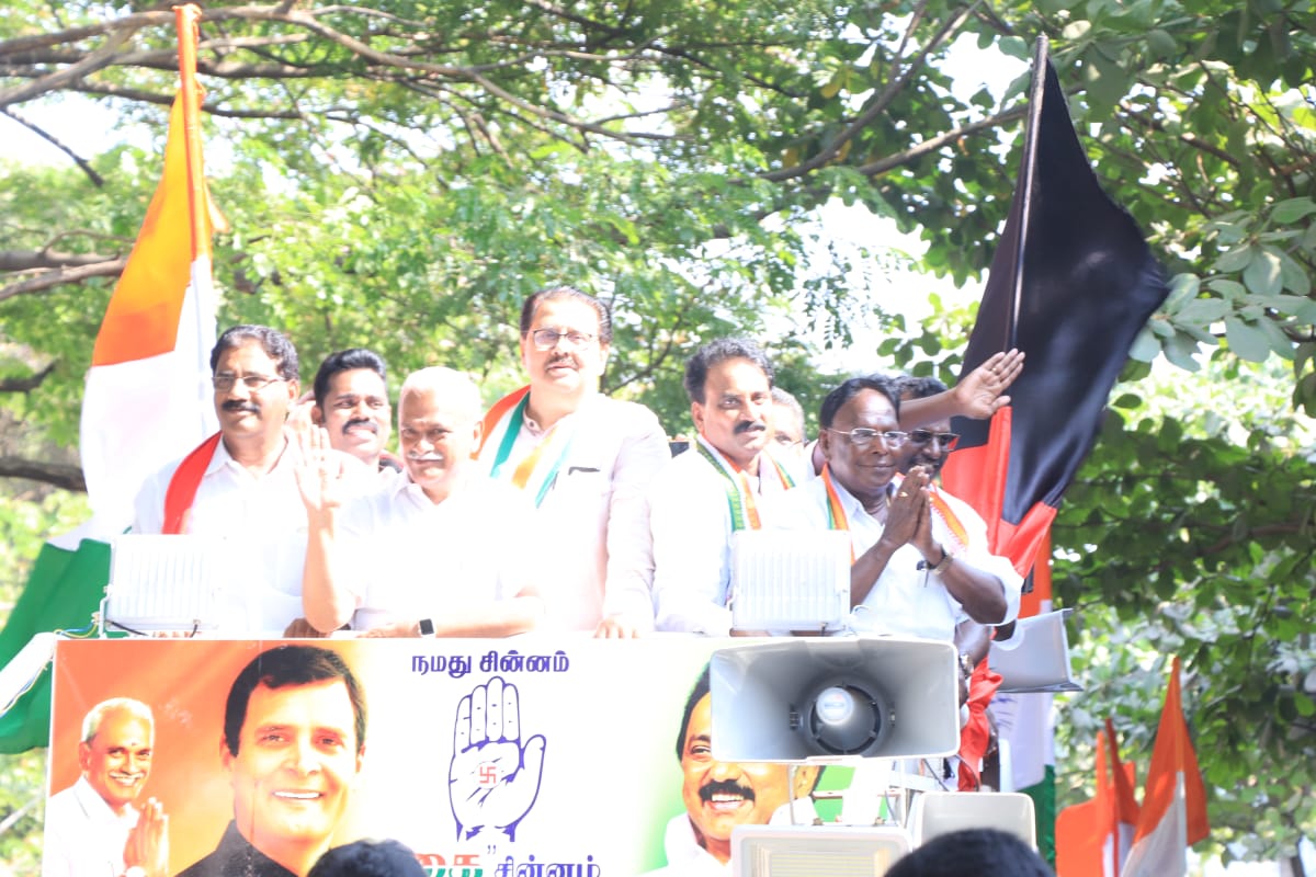 மக்களவைத் தேர்தலையொட்டி புதுச்சேரி தொகுதியில் காங்கிரஸ் சார்பில் போட்டியிடும் வைத்திலிங்கத்தை ஆதரித்து அகில இந்திய காங்கிரஸ் கட்சியின் செயலாளர் மற்றும் புதுச்சேரி பொறுப்பாளருமான சஞ்சய் தத் நெல்லித்தோப்பு பகுதியில் வாகனப்பேரணியில் ஈடுபட்டார். (படம்: புதுச்சேரி- இளவமுதன்) மக்களவைத் தேர்தலையொட்டி புதுச்சேரி தொகுதியில் காங்கிரஸ் சார்பில் போட்டியிடும் வைத்திலிங்கத்தை ஆதரித்து அகில இந்திய காங்கிரஸ் கட்சியின் செயலாளர் மற்றும் புதுச்சேரி பொறுப்பாளருமான சஞ்சய் தத் நெல்லித்தோப்பு பகுதியில் வாகனப்பேரணியில் ஈடுபட்டார். (படம்: புதுச்சேரி- இளவமுதன்)
