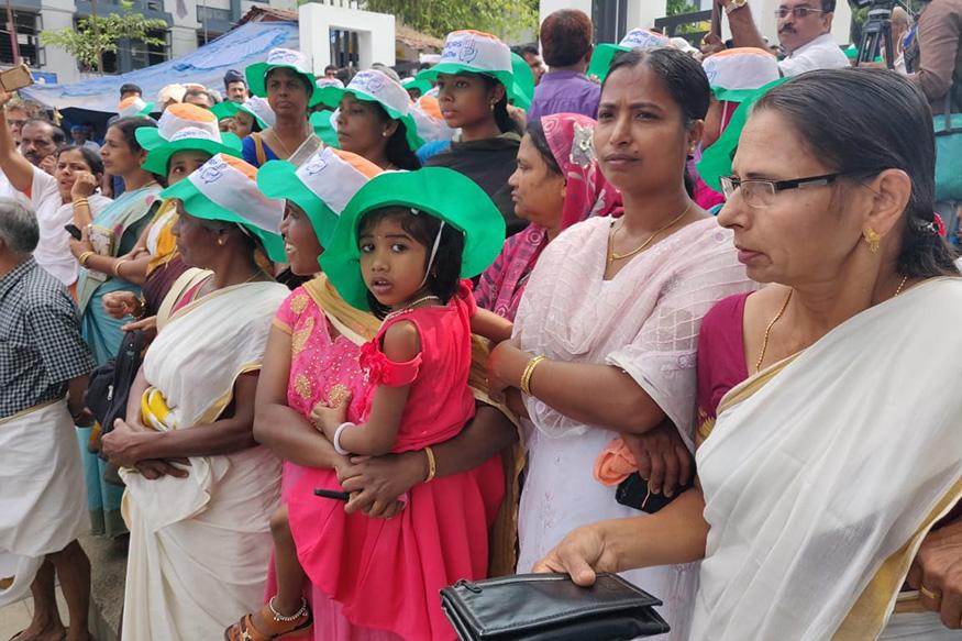  காங்கிரஸ் தலைவர் ராகுல் காந்தியை  பார்பதற்காகக் கூடியுள்ள பெண்களும் குழந்தைகளும். (Image: News18)