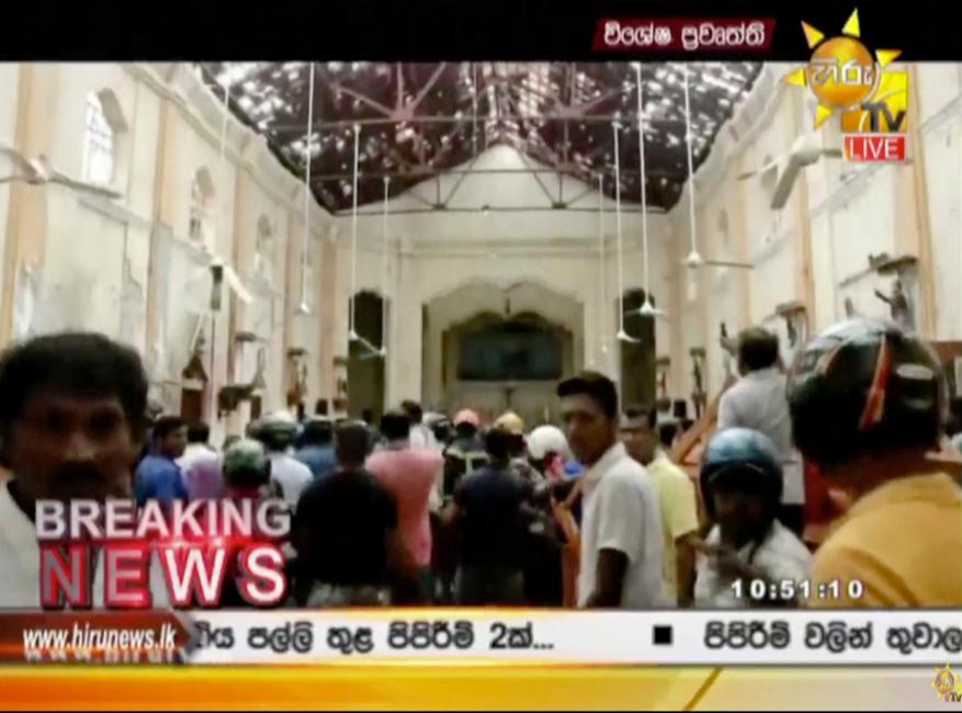  குண்டு வெடிப்புக்கு பிறகு சேதமடந்த தேவாலயம் (Image: Hiru TV via AP)