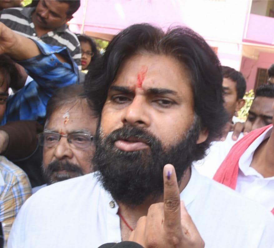 வாக்களித்த பின்னர் செய்தியாளருக்கு போஸ் கொடுக்கும் ஜனசேனா கட்சித்தலைவர் பவன் கல்யாண். (Image: News18) வாக்களித்த பின்னர் செய்தியாளருக்கு போஸ் கொடுக்கும் ஜனசேனா கட்சித்தலைவர் பவன் கல்யாண். (Image: News18)