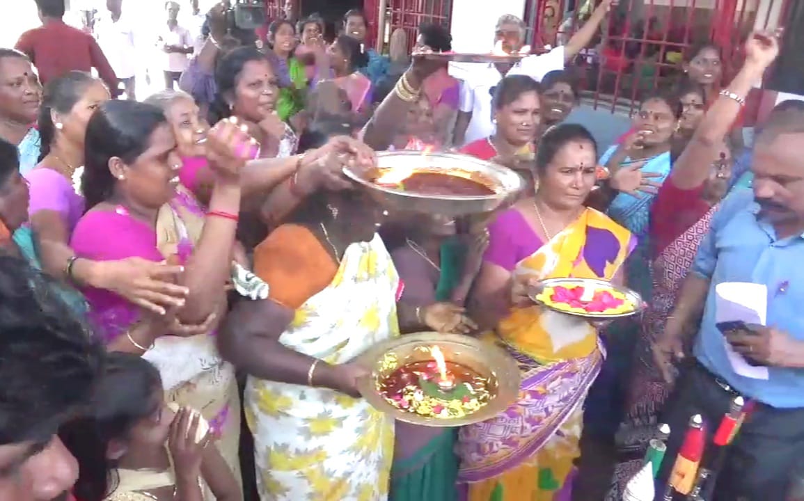 அந்த பகுதியில் செல்லும் இடமெல்லாம் பெண்கள் ஆரத்தி எடுத்தும், மக்கள் சால்வை அணிவித்தும் எம்.பி.ஜெயவர்தனுக்கு உற்சாக வரவேற்பினை அளித்தனர். (படம்: இசிஆர்- வினோத்) அந்த பகுதியில் செல்லும் இடமெல்லாம் பெண்கள் ஆரத்தி எடுத்தும், மக்கள் சால்வை அணிவித்தும் எம்.பி.ஜெயவர்தனுக்கு உற்சாக வரவேற்பினை அளித்தனர். (படம்: இசிஆர்- வினோத்)