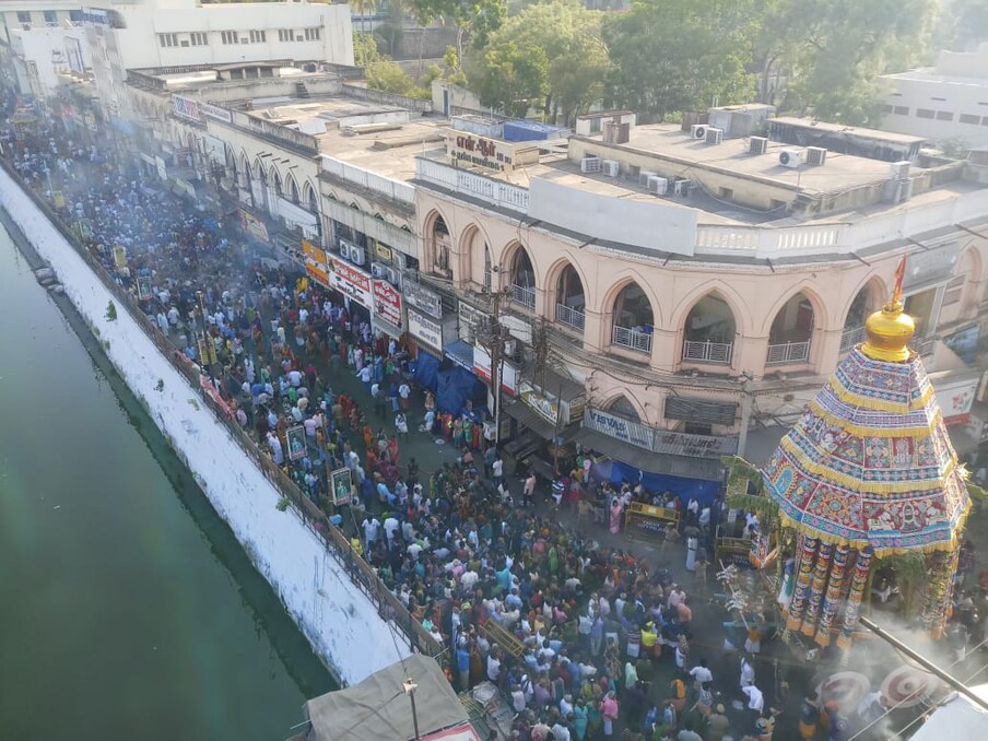  மற்றொரு தேரில் மட்டுவார் குலழம்மை தாயார் எழுந்தருளினார். முன்னதாக சண்டிகேஷ்வரர் பரிவாரா மூர்த்திகள் சிறு தேரில் சென்றன. (படம்: கதிரவன் - திருச்சி)