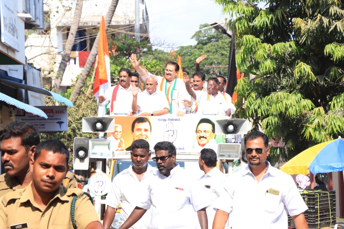 அவரைத் தொடர்ந்து முதல்வர் நாராயணசாமி,வேட்பாளர் வைத்திலிங்கம் மற்றும் கூட்டணி கட்சி தலைவர்களும் பிரசார வாகனத்தில் வாக்கு சேகரிப்பில் ஈடுபட்டனர். (படம்: புதுச்சேரி- இளவமுதன்) அவரைத் தொடர்ந்து முதல்வர் நாராயணசாமி,வேட்பாளர் வைத்திலிங்கம் மற்றும் கூட்டணி கட்சி தலைவர்களும் பிரசார வாகனத்தில் வாக்கு சேகரிப்பில் ஈடுபட்டனர். (படம்: புதுச்சேரி- இளவமுதன்)