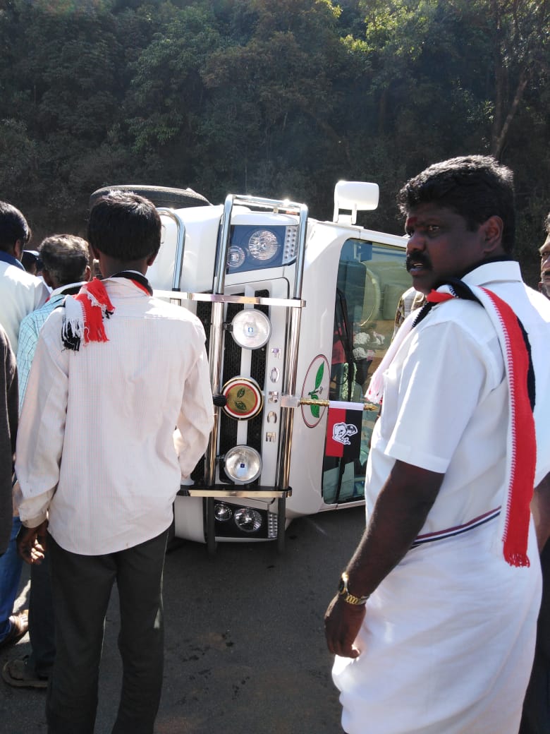 இன்று காலை 9:30 மணிக்கு சாலை மார்கமாக கூடலூர் செல்ல திட்டமிடப்பட்டிருந்தது. திட்டமிட்டபடி பிரசாரத்திற்காக துணை முதல்வர் மற்றும் அவர் பிரசாரம் செய்யும் வேன் கூடலூர் நோக்கி சென்று கொண்டிருந்தது. (படம்: நீலகிரி-ஜார்ஜ் வில்லியம் ) இன்று காலை 9:30 மணிக்கு சாலை மார்கமாக கூடலூர் செல்ல திட்டமிடப்பட்டிருந்தது. திட்டமிட்டபடி பிரசாரத்திற்காக துணை முதல்வர் மற்றும் அவர் பிரசாரம் செய்யும் வேன் கூடலூர் நோக்கி சென்று கொண்டிருந்தது. (படம்: நீலகிரி-ஜார்ஜ் வில்லியம் )