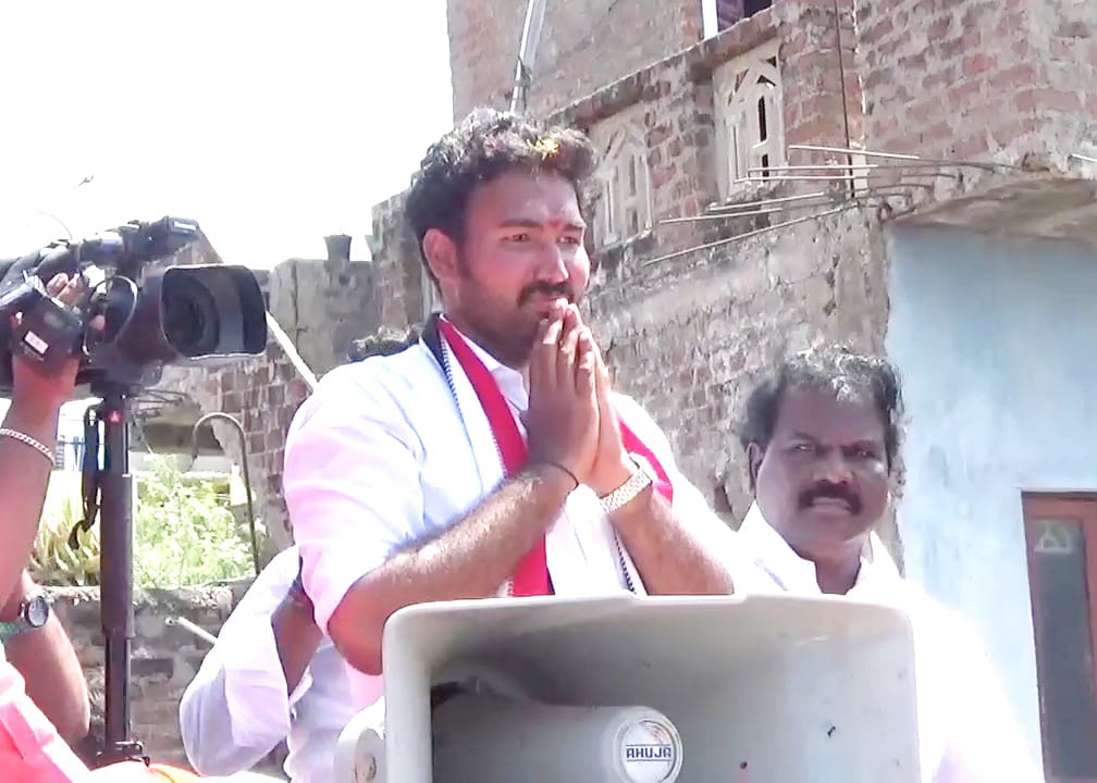 தென் சென்னை நாடாளுமன்றத் தொகுதி அ.தி.மு.க வேட்பாளர் ஜெ.ஜெயவர்தன் இன்று வாக்கு சேகரித்தார். (படம்: இசிஆர்- வினோத்) தென் சென்னை நாடாளுமன்றத் தொகுதி அ.தி.மு.க வேட்பாளர் ஜெ.ஜெயவர்தன் இன்று வாக்கு சேகரித்தார். (படம்: இசிஆர்- வினோத்)