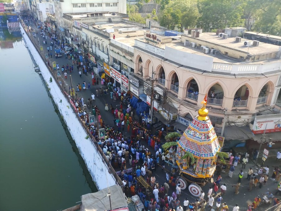  பல்லாயிரக்கணக்கான பக்தர்கள் சுவாமியை தரிசனம் கண்டனர். (படம்: கதிரவன் - திருச்சி)