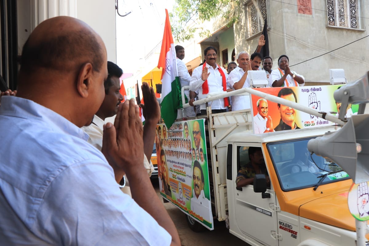 பிரசாரத்தின் போது பேசிய வைத்திலிங்கம், மத்தியில் பிரதமர் மோடி ஏழைகளின் வயிற்றில் அடித்து வருகிறார். அதேபோல புதுச்சேரியில் உள்ள சின்ன மோடியான ரங்கசாமி , அளவுக்கு அதிகமாக ஆட்களை வேலைக்கு பணியமர்த்தி ஊதியம் தராமல் மோசடி செய்து வருகிறார் என குற்றம்சாட்டினார். (படம்: புதுச்சேரி- இளவமுதன்) பிரசாரத்தின் போது பேசிய வைத்திலிங்கம், மத்தியில் பிரதமர் மோடி ஏழைகளின் வயிற்றில் அடித்து வருகிறார். அதேபோல புதுச்சேரியில் உள்ள சின்ன மோடியான ரங்கசாமி , அளவுக்கு அதிகமாக ஆட்களை வேலைக்கு பணியமர்த்தி ஊதியம் தராமல் மோசடி செய்து வருகிறார் என குற்றம்சாட்டினார். (படம்: புதுச்சேரி- இளவமுதன்)