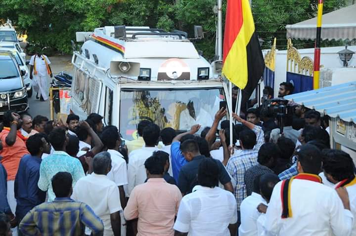 தே.மு.தி.க தொண்டர்கள் விஜயகாந்த், பிரச்சாரம் செய்ய வேண்டும் என்று ஆர்வமாக எதிர்பார்த்துவந்தனர். தே.மு.தி.க தொண்டர்கள் விஜயகாந்த், பிரச்சாரம் செய்ய வேண்டும் என்று ஆர்வமாக எதிர்பார்த்துவந்தனர்.