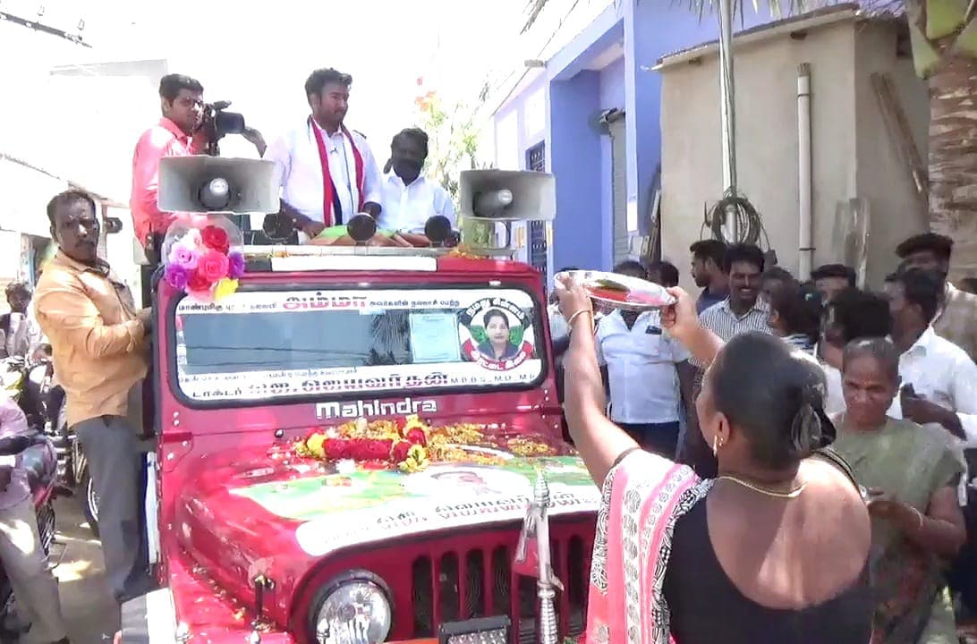 பிரச்சாரத்தின் போது, ’பொது மக்கள் அளித்த கோரிக்கையினை ஏற்று விரைவில் மக்களின் அனைத்து கோரிக்கைகளும் பரிசிலினை செய்து நடவடிக்கை எடுக்கப்படும் என்று ஜெயவர்தன் உறுதி அளித்தார்.(படம்: இசிஆர்- வினோத்) பிரச்சாரத்தின் போது, ’பொது மக்கள் அளித்த கோரிக்கையினை ஏற்று விரைவில் மக்களின் அனைத்து கோரிக்கைகளும் பரிசிலினை செய்து நடவடிக்கை எடுக்கப்படும் என்று ஜெயவர்தன் உறுதி அளித்தார்.(படம்: இசிஆர்- வினோத்)