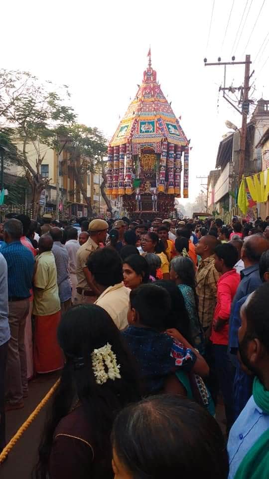 அதன் பின்னர் தியாகராஜர்-கமலாம்பாள் மட்டும் தேரில் எழுந்தருளி பக்தர்களுக்கு அருள்பாலித்தனர். அதைத்தொடர்ந்து தேர் வடம் பிடித்தல் நிகழ்ச்சி நடைபெற்றது. (படம்: தஞ்சாவூர் - குருசாமி) அதன் பின்னர் தியாகராஜர்-கமலாம்பாள் மட்டும் தேரில் எழுந்தருளி பக்தர்களுக்கு அருள்பாலித்தனர். அதைத்தொடர்ந்து தேர் வடம் பிடித்தல் நிகழ்ச்சி நடைபெற்றது. (படம்: தஞ்சாவூர் - குருசாமி)