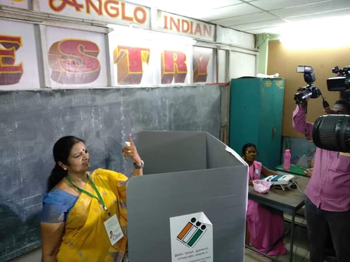 திருச்சி அம்மா மக்கள் முன்னேற்ற கழக வேட்பாளர் சாருபாலா தொண்டைமான் வாக்களித்த போது (படம்: கதிரவன் - திருச்சி) திருச்சி அம்மா மக்கள் முன்னேற்ற கழக வேட்பாளர் சாருபாலா தொண்டைமான் வாக்களித்த போது (படம்: கதிரவன் - திருச்சி)