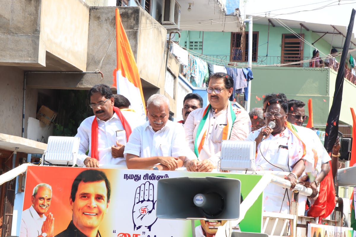 பின்னர் பேசிய முதல்வர் நாராயணசாமி,மக்களுக்கு வழங்கப்படும் இலவச அரசி தயாராக உள்ளது. ஆனால், அதனை வழங்கவிடாமல், தேர்தல் கமிஷனும், துணைநிலை ஆளுநரும் தடுப்பதாக குற்றம்சாட்டினார். (படம்: புதுச்சேரி- இளவமுதன்) பின்னர் பேசிய முதல்வர் நாராயணசாமி,மக்களுக்கு வழங்கப்படும் இலவச அரசி தயாராக உள்ளது. ஆனால், அதனை வழங்கவிடாமல், தேர்தல் கமிஷனும், துணைநிலை ஆளுநரும் தடுப்பதாக குற்றம்சாட்டினார். (படம்: புதுச்சேரி- இளவமுதன்)