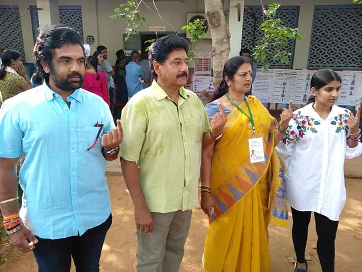 திருச்சி அம்மா மக்கள் முன்னேற்ற கழக வேட்பாளர் சாருபாலா தொண்டைமான் குடும்பத்துடன் ஓட்டு போட்ட போது (படம்: கதிரவன் - திருச்சி) திருச்சி அம்மா மக்கள் முன்னேற்ற கழக வேட்பாளர் சாருபாலா தொண்டைமான் குடும்பத்துடன் ஓட்டு போட்ட போது (படம்: கதிரவன் - திருச்சி)