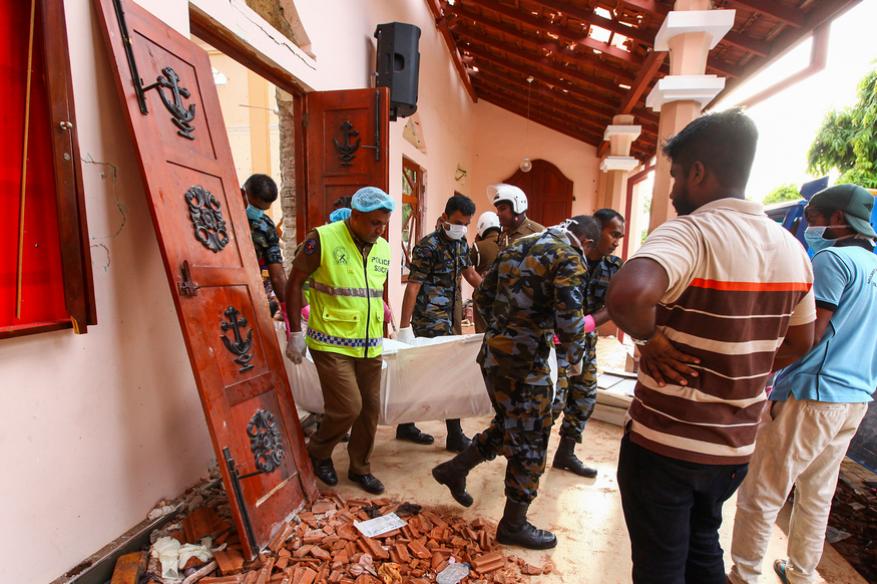  இந்த பயங்கரவாத தாக்குதலில் சிக்கி இதுவரை 6 இந்தியர்கள் உட்பட 290 பேர் உயிழந்துள்ளனர். உலகையே உலுக்கிய இந்த கோர சம்பவத்தால் இலங்கை மக்கள் அச்சத்தில் உறைந்துள்ளனர். (Image: AP)
