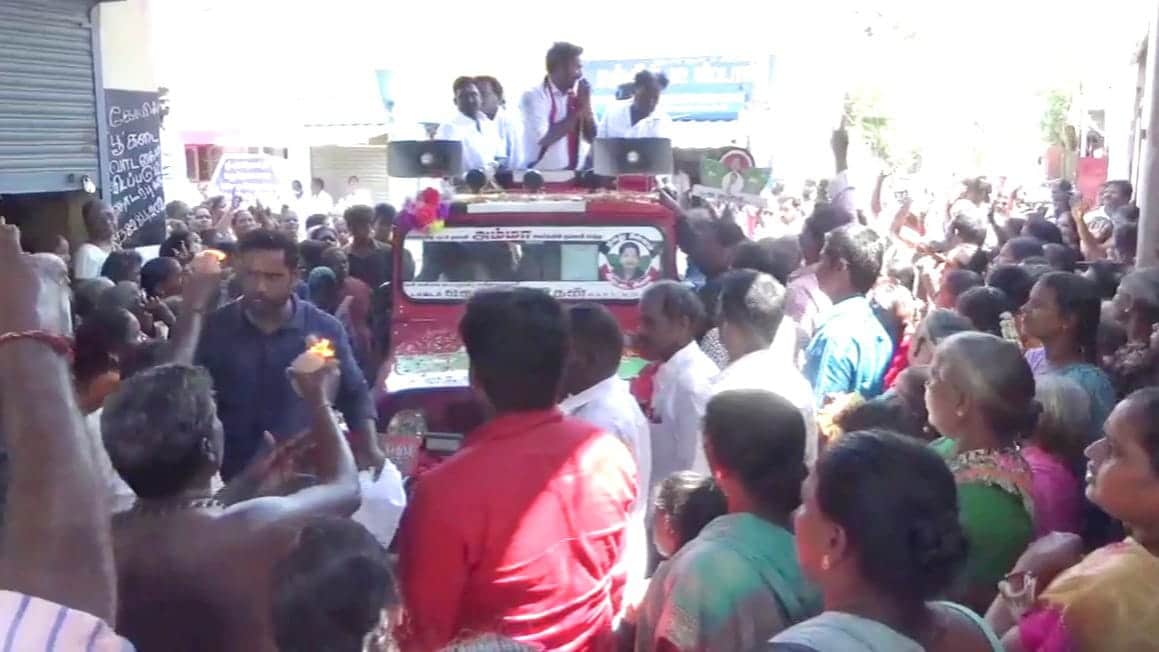 இந்த பிரசாரத்தில் கூட்டணி கட்சி நிர்வாகிகள் மற்றும் தொண்டர்கள் பங்கேற்று வாக்கு சேகரித்தனர்.(படம்: இசிஆர்- வினோத்) இந்த பிரசாரத்தில் கூட்டணி கட்சி நிர்வாகிகள் மற்றும் தொண்டர்கள் பங்கேற்று வாக்கு சேகரித்தனர்.(படம்: இசிஆர்- வினோத்)