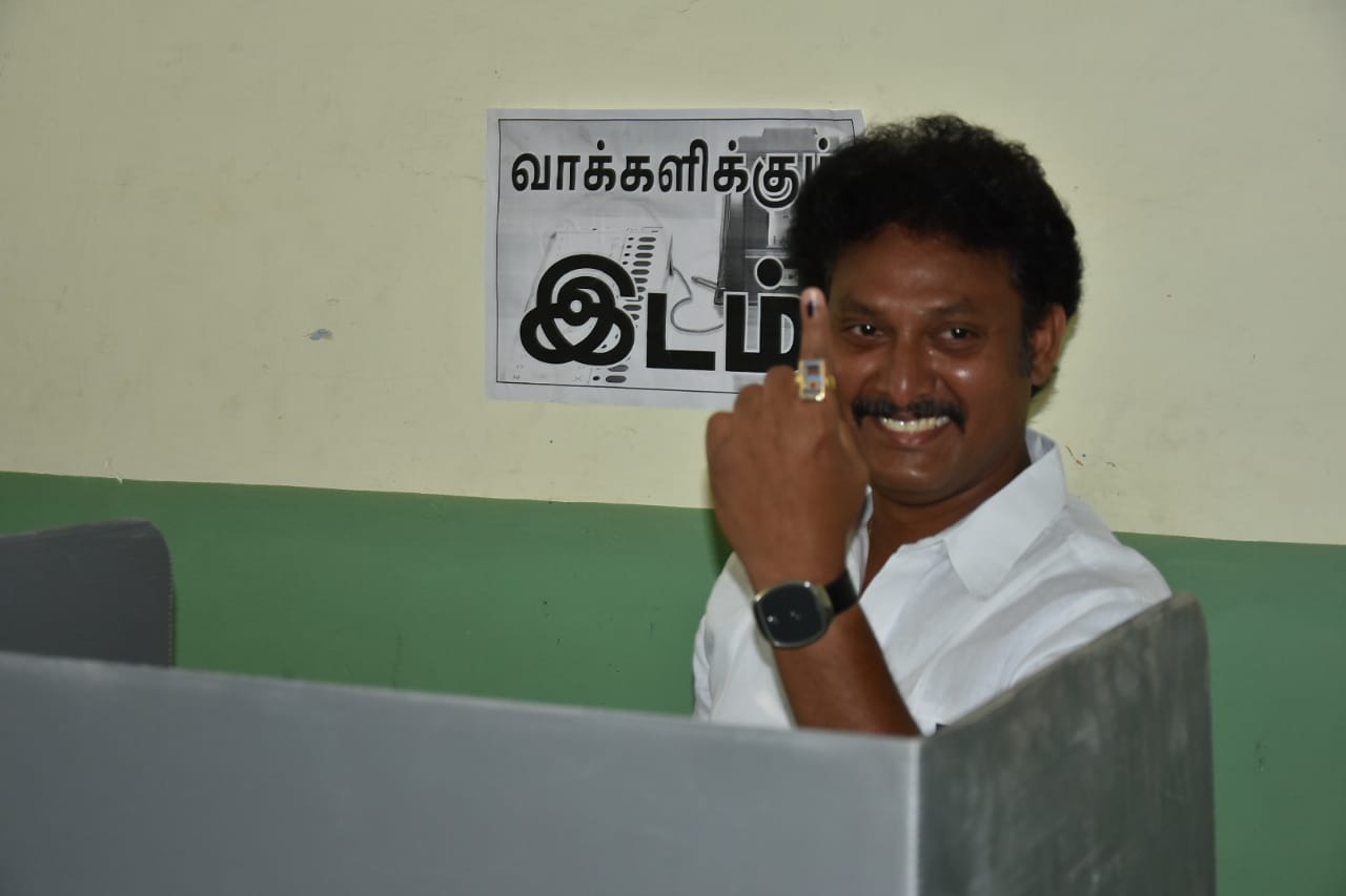 திருவெறும்பூர் சட்டமன்ற உறுப்பினர் அன்பில் மகேஷ் பொய்யாமொழி ஓட்டு போட்ட போது (படம்: கதிரவன் - திருச்சி) திருவெறும்பூர் சட்டமன்ற உறுப்பினர் அன்பில் மகேஷ் பொய்யாமொழி ஓட்டு போட்ட போது (படம்: கதிரவன் - திருச்சி)