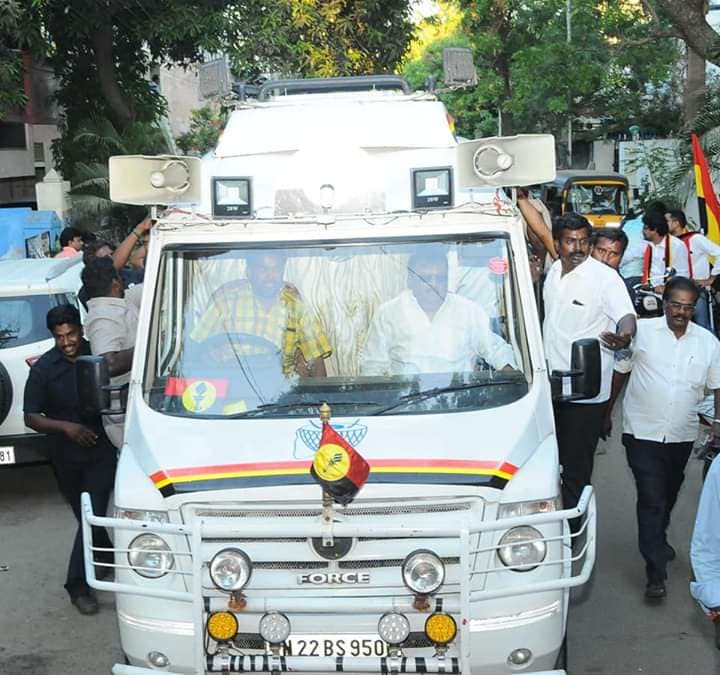 இந்தமுறை மக்களவைத் தேர்தலுக்காக தே.மு.தி.க பொதுச் செயலாளர் விஜயகாந்த் முதன்முறையாக தேர்தல் பிரசாரத்தில் இறங்கியுள்ளார். இந்தமுறை மக்களவைத் தேர்தலுக்காக தே.மு.தி.க பொதுச் செயலாளர் விஜயகாந்த் முதன்முறையாக தேர்தல் பிரசாரத்தில் இறங்கியுள்ளார்.