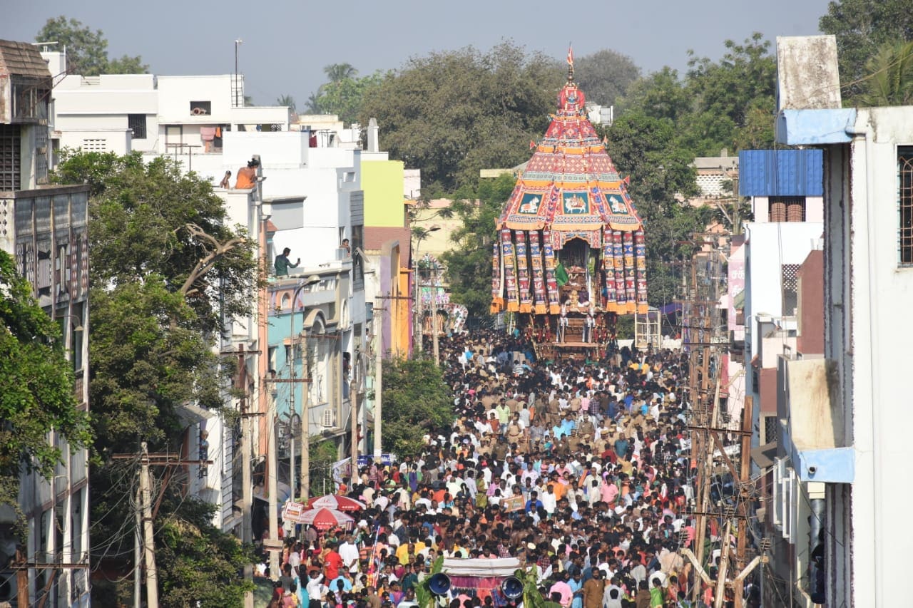 ராஜவீதிகளில் வலம் வந்த பெருவுடையாரைக் காண ஏராளமான பக்தர்கள் திரண்டிருந்தனர். (படம்: தஞ்சாவூர் - குருசாமி) ராஜவீதிகளில் வலம் வந்த பெருவுடையாரைக் காண ஏராளமான பக்தர்கள் திரண்டிருந்தனர். (படம்: தஞ்சாவூர் - குருசாமி)