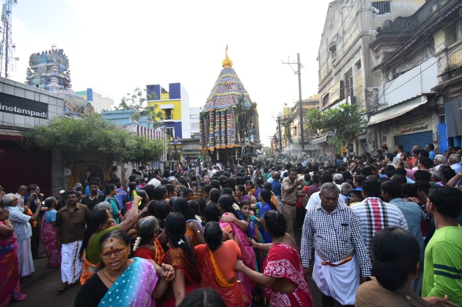  அம்பாளும், தாயுமானவர் (சிவபெருமானும்) காமதேனு, ரிஷபம், யானை, தங்கக்குதிரை, நந்திகேசர், கைலாசபர்வதம், அன்னம் உள்ளிட்ட பல்வேறு வாகனத்தில் எழுந்தருளினர். (படம்: கதிரவன் - திருச்சி)
