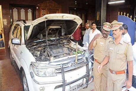 திமுக பிரமுகர் வீட்டில் குண்டு வீசியதாக இருவர் கைது! திமுக பிரமுகர் வீட்டில் குண்டு வீசியதாக இருவர் கைது!