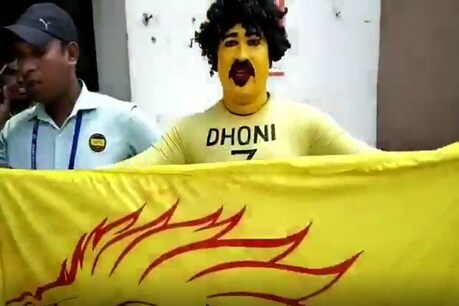 ஹைதராபாத் மைதானத்தில் சி.எஸ்.கே கொடி, தோனி படத்துக்கு அனுமதி மறுப்பு: ரசிகர்கள் குமுறல்! ஹைதராபாத் மைதானத்தில் சி.எஸ்.கே கொடி, தோனி படத்துக்கு அனுமதி மறுப்பு: ரசிகர்கள் குமுறல்!
