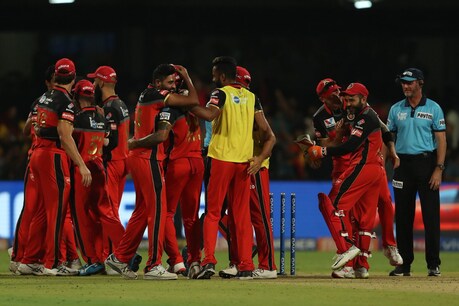 தோனி சூறாவளி ஆட்டம்! இருந்தும் ஒரு ரன்னில் தோல்வியடைந்த சோகம் தோனி சூறாவளி ஆட்டம்! இருந்தும் ஒரு ரன்னில் தோல்வியடைந்த சோகம்