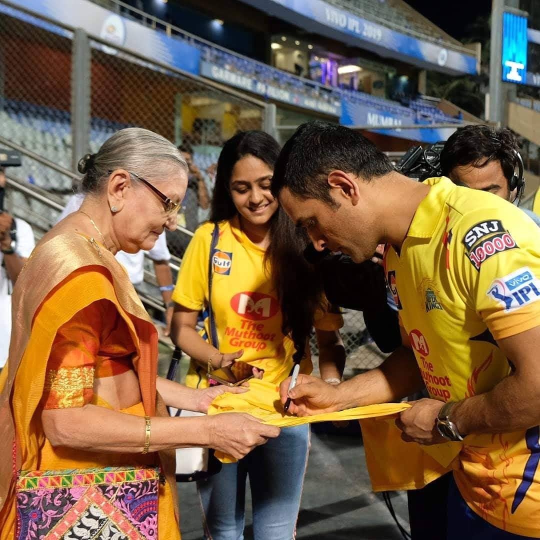  இறுதியாக, சென்னை அணியின் ஜெர்சியில் ஆட்டோகிராஃப் போட்டுக்கொடுத்தார் தோனி. இந்த சம்பவத்தால், மும்பை ரசிகர்களின் இதயங்களை தோனி வென்றார்.  (Twitter)