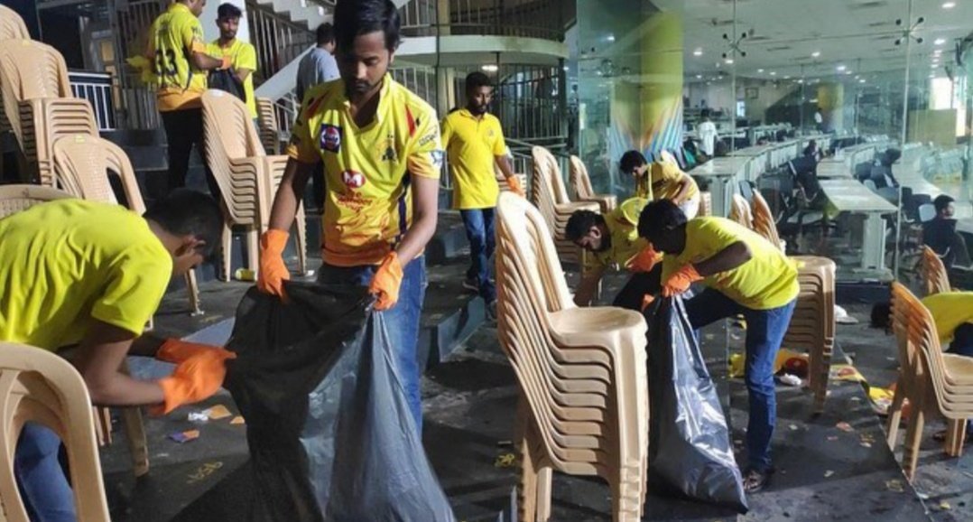 அவர்கள் மைதானத்தில் கிடந்த 10 கிலோவுக்கும் அதிகமான குப்பைகளைச் சுத்தம் செய்தனர். இந்த புகைப்படங்கள் சமூக வலைதளங்களில் வைரலாகி வருகிறது. அவர்கள் மைதானத்தில் கிடந்த 10 கிலோவுக்கும் அதிகமான குப்பைகளைச் சுத்தம் செய்தனர். இந்த புகைப்படங்கள் சமூக வலைதளங்களில் வைரலாகி வருகிறது.