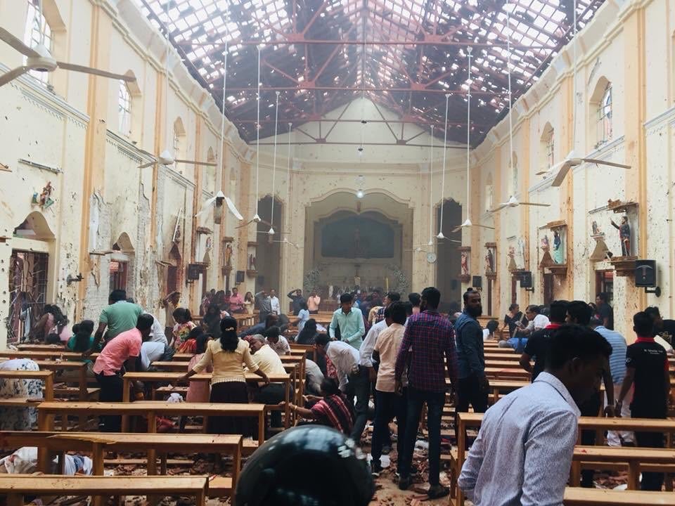 ஈஸ்டர் பண்டிகையையொட்டி கொழும்பு கொச்சிடை அந்தோணியார், கட்டான கட்டுவப்பட்டி தேவாலயங்களில் நடந்த சிறப்பு பிரார்த்தனையின் போது குண்டு வெடித்தது. ஈஸ்டர் பண்டிகையையொட்டி கொழும்பு கொச்சிடை அந்தோணியார், கட்டான கட்டுவப்பட்டி தேவாலயங்களில் நடந்த சிறப்பு பிரார்த்தனையின் போது குண்டு வெடித்தது.