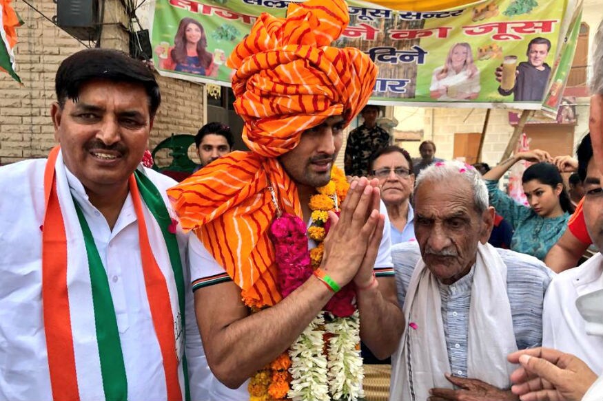 மக்களவைத் தேர்தலில் முதல் முறையாக களமிறங்கும் காங்கிரஸ் கட்சி வேட்பாளரும், ஒலிம்பிக்கில் பதக்கம் வென்ற பிரபல குத்துச்சண்டை வீரருமான விஜேந்தர் சிங் தெற்கு டெல்லி பகுதியில் அனல் பறக்கும் பிரசாரம் செய்தார். (Images: Twitter/boxervijender) மக்களவைத் தேர்தலில் முதல் முறையாக களமிறங்கும் காங்கிரஸ் கட்சி வேட்பாளரும், ஒலிம்பிக்கில் பதக்கம் வென்ற பிரபல குத்துச்சண்டை வீரருமான விஜேந்தர் சிங் தெற்கு டெல்லி பகுதியில் அனல் பறக்கும் பிரசாரம் செய்தார். (Images: Twitter/boxervijender)