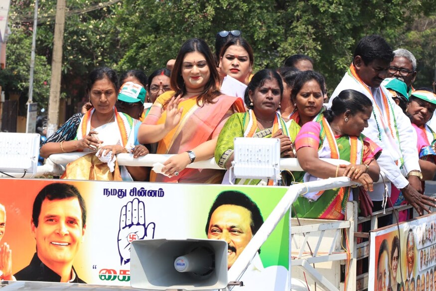 துரைமுருகன் வீட்டில் வருமானவரித்துறை சோதனை என்பது முழுக்க அரசியல் சாயம் பூசப்பட்டது என்றும் அவரது மகன் தேர்தலில் தோல்வியுற வேண்டும் என்பதே நோக்கம் என்றும் அப்சரா ரெட்டி தெரிவித்தார். (படம்: புதுச்சேரி- இளவமுதன்) துரைமுருகன் வீட்டில் வருமானவரித்துறை சோதனை என்பது முழுக்க அரசியல் சாயம் பூசப்பட்டது என்றும் அவரது மகன் தேர்தலில் தோல்வியுற வேண்டும் என்பதே நோக்கம் என்றும் அப்சரா ரெட்டி தெரிவித்தார். (படம்: புதுச்சேரி- இளவமுதன்)