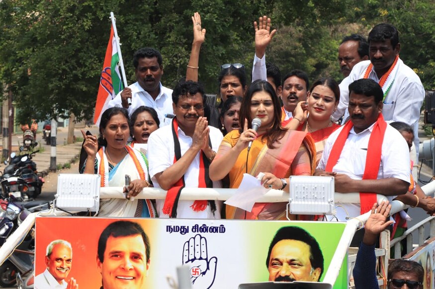 அப்போது பேசிய அப்சரா ரெட்டி, மோடி ஆட்சியால் இந்தியாவில் 8 லட்சம் பெண்களுக்கு வேலைவாய்ப்புகள் பறிக்கப்பட்டுள்ளன.<br />பெண்களுக்கு நாட்டில் பாதுகாப்பு இல்லை என கூறினார். (படம்: புதுச்சேரி- இளவமுதன்) அப்போது பேசிய அப்சரா ரெட்டி, மோடி ஆட்சியால் இந்தியாவில் 8 லட்சம் பெண்களுக்கு வேலைவாய்ப்புகள் பறிக்கப்பட்டுள்ளன.<br />பெண்களுக்கு நாட்டில் பாதுகாப்பு இல்லை என கூறினார். (படம்: புதுச்சேரி- இளவமுதன்)