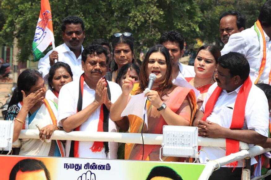 பிரசாரத்தில் புதுச்சேரியின் முதலமைச்சர் நாராயணசாமியின் மகள் விஜயகுமாரி, மகிளா காங்கிரஸ் உறுப்பினர் மற்றும் 50-க்கும் மேற்பட்ட திருநங்கைகள் பங்கேற்றனர். (படம்: புதுச்சேரி- இளவமுதன்) பிரசாரத்தில் புதுச்சேரியின் முதலமைச்சர் நாராயணசாமியின் மகள் விஜயகுமாரி, மகிளா காங்கிரஸ் உறுப்பினர் மற்றும் 50-க்கும் மேற்பட்ட திருநங்கைகள் பங்கேற்றனர். (படம்: புதுச்சேரி- இளவமுதன்)